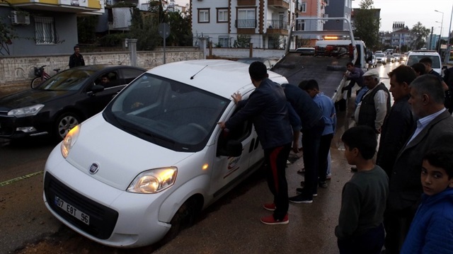 Antalya’da yol çöktü: 2 araç mahsur kaldı