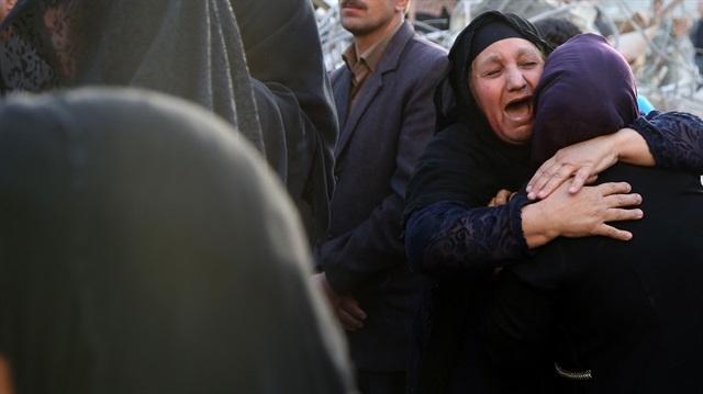 İran'ın Kirmanşah bölgesinde 7.3 büyüklüğündeki depremde yakınlarını kaybeden kadınlar gözyaşlarına hakim olamadı... (Anadolu Ajansı)