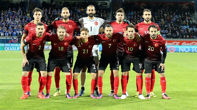 Kaan Ayhan (En solda, üstte), A Milli Takım formasıyla şimdiye kadar 8 kez mücadele etti. Ayhan, son maçlarda sağ bekte görev yaptı. 