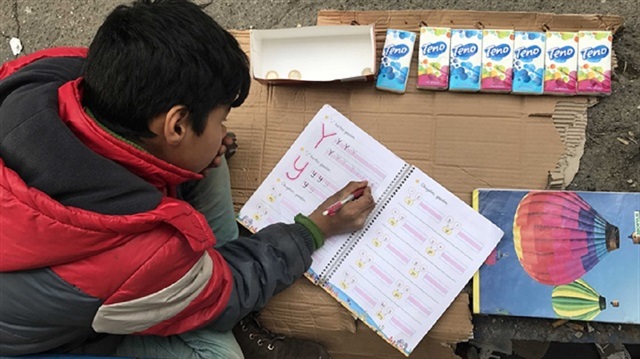 ​طفل لاجئ بتركيا : بيع المناديل لم يمنعه من القيام بواجبه المدرسي