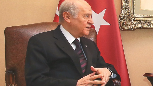 ​Partisinin grup toplantısında konuşan MHP Genel Başkanı Devlet Bahçeli, 2019 seçimleri için ittifak işareti verdi.