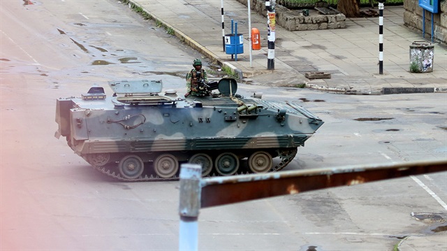 Orduya ait tankların dün başkent Harare'ye doğru harekete geçmesi sonrası ülkede tansiyon yükseldi. 