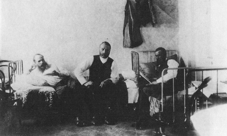 Dostoyevski'nin(sol) hapishanede idam edilmeyi beklediği günlerden bir kare.