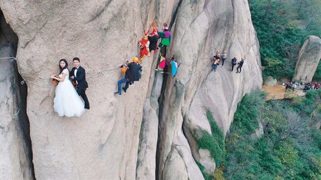 Çin'de bir çift düğünlerini dik kayalıklarda yaptı.