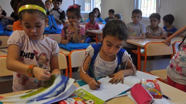 تركيا تلحق جميع تلاميذ المرحلة الابتدائية من السوريين بالمدرسة