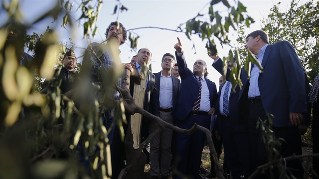 Gıda, Tarım ve Hayvancılık Bakanı Ahmet Eşref Fakıbaba, Antalya'da sel ve fıtrınadan etkilenen çiftçilerin tarlalarında incelemelerde bulundu.