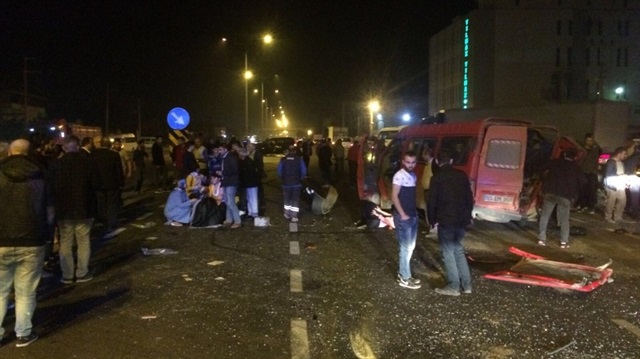 Samsun'da meydana gelen trafik kazasında 1 kişi hayatını kaybederken 14 kişi de yaralandı. 