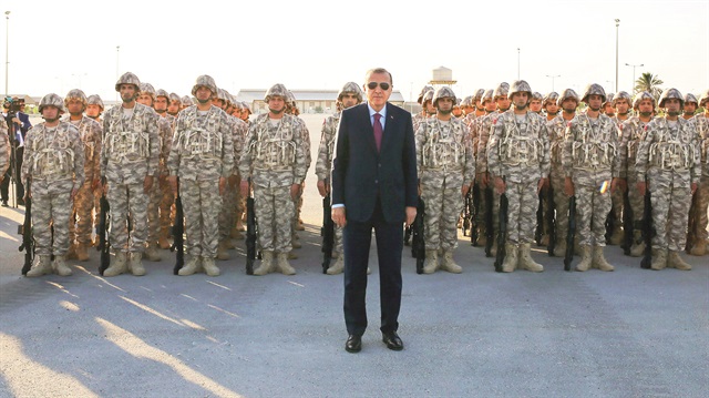 Katar Emiri Şeyh Temim tarafından törenle karşılanan Erdoğan, ülkedeki Türk askeri üssünü ziyaret ederek incelemelerde bulundu.