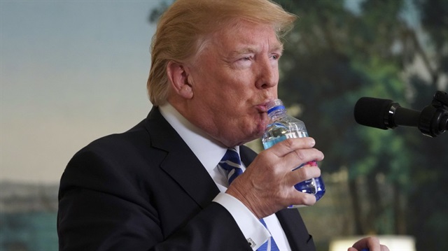 ABD Başkanı Donald Trump, Beyaz Saray'da basın açıklaması yaparken su içmek için ara verdi 