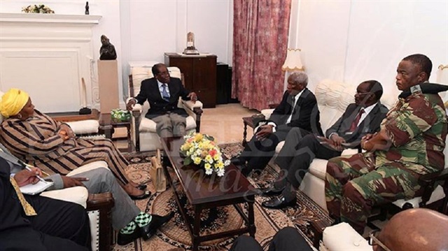 Yayınlanan fotoğrafta Cumhurbaşkanı Mugabe'nin ordu yetkilileriyle sohbet ettiği görülüyor. 
