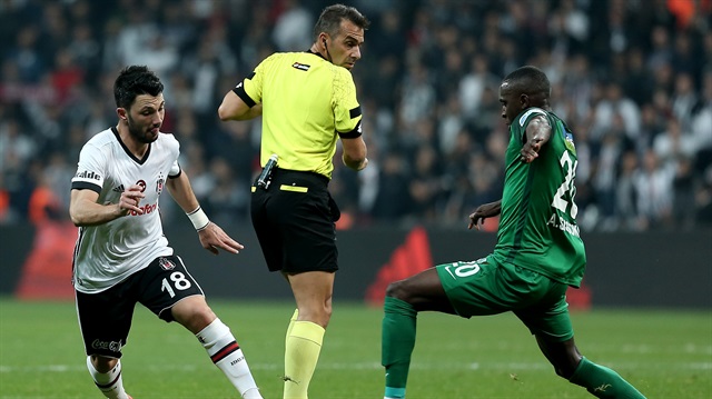 Beşiktaş-Akhisar maçının hakemi Serkan Çınar, ilk yarıda siyah beyazlıların tepkisini çekti.