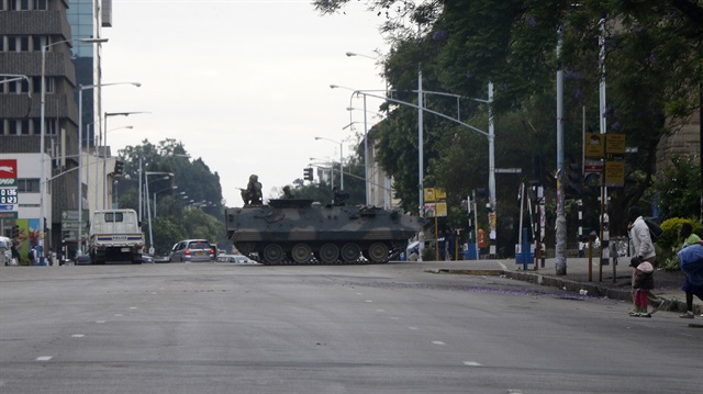 Zimbabve'de yaşanan askeri müdahaleye tepkiler sürüyor.