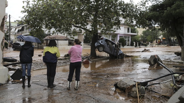 Yunanistan'ın başkenti Atina yakınlarındaki Mandra bölgesinde sel felaketi yaşanmıştı. Sel nedeniyle çok sayıda araç ve evde hasar oluşmuştu. 