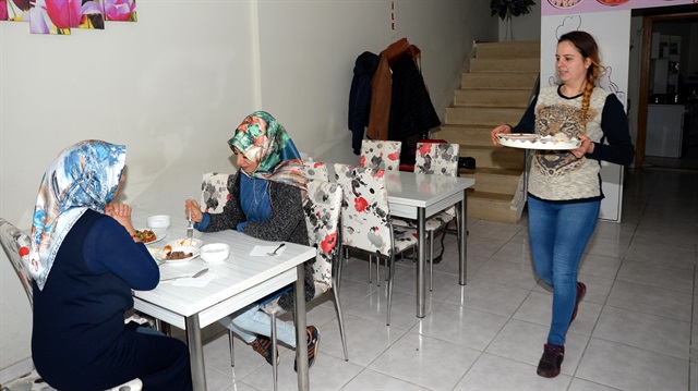 Erkoç'un yaptığı yemekler ilçe halkının yanı sıra şehir dışından gelenlerden de ilgi görüyor.