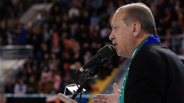 Cumhurbaşkanı Recep Tayyip Erdoğan, Rize'deki İl Kongresi'nde Naim Süleymanoğlu'nun vefat haberini eline verilen kartvizitten öğrendi. 