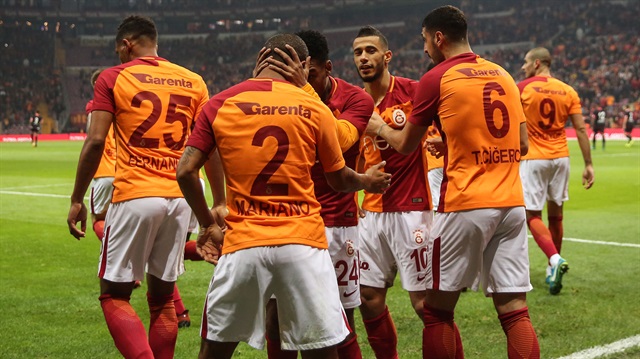 Galatasaray, Süper Lig'in 12. haftasına girilirken lider durumda bulunuyor.