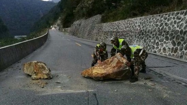 Çin'de meydana gelen 6.9 büyüklüğündeki depremde bazı yollarda dağlardan kayalar düştü. Yaralılar var. 