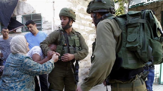 Israeli soldiers raid houses in West Bank

