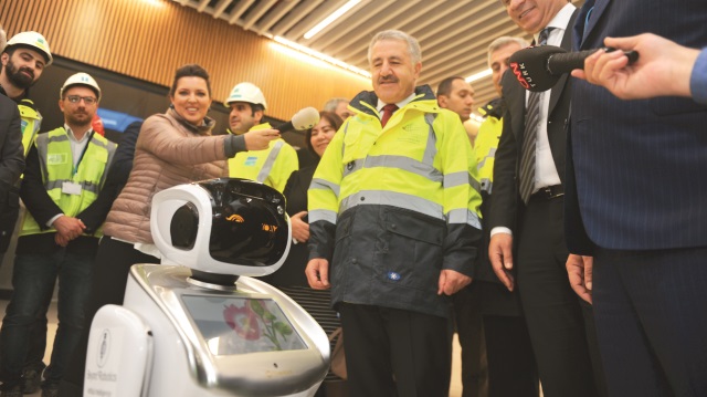 İstanbul Yeni Havalimanı'nda görev yapacak IGABOT isimli Türk-Çin ortak yapımı robot Ulaştırma Bakanı Arslan'ı, "Hoşgeldiniz" diyerek karşıladı