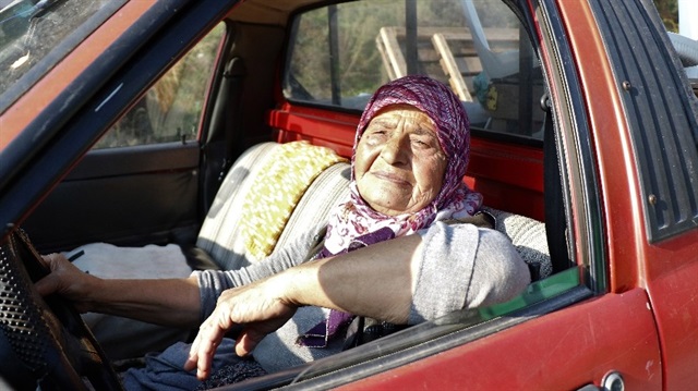 Arabasının çok eskidiğini söyleyen Fatma Teyze, 35 yılda sadece bir kere kaza yaptığını söylüyor.