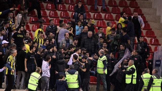 Eskişehir Basket ile Fenerbahçe Doğuş arasında oynanan mücalede taraftarlar arasında arbede  çıktı