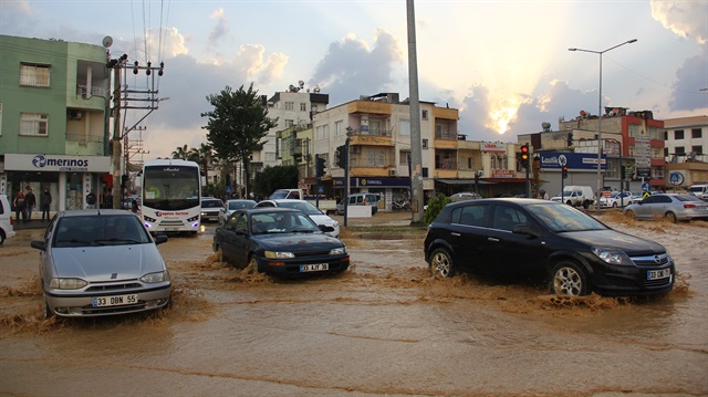 Mersin’de dolu ve sağanak yağış etkili oldu