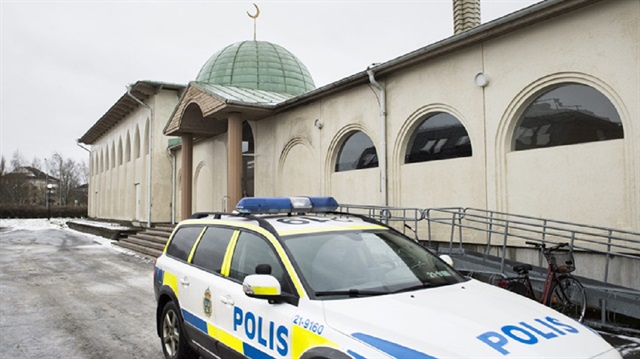 İsveç'te cami kapısına ırkçı saldırı