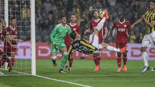 Roberto Soldado, Fenerbahçe formasıyla ilk golünü Sivasspor'a attı.
