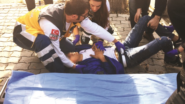 Karakol bahçesinde kurşunlanan 
14 yaşındaki E.C.Z. ile teyzesi, 
ambulansla hastaneye kaldırıldı. 