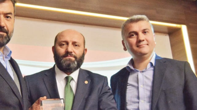 Mustafa Canbey ( En sağdaki )