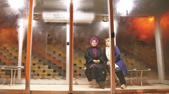 Erdoğan ve Soylu, Gümüşhane Belediyesi tarafından, kurulan klimalı otobüs durağında bir süre dinlendi.