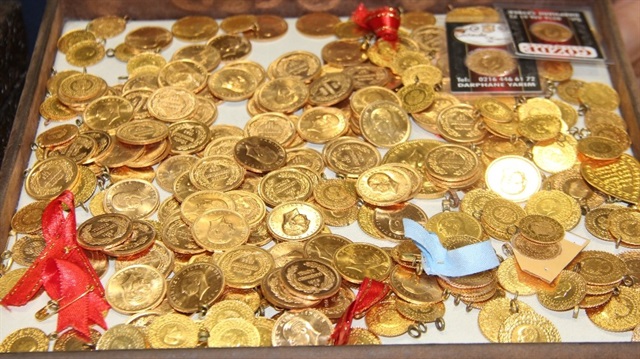 Çeyrek altın 165 lira, Cumhuriyet altını da 1.081 liradan satılıyor.