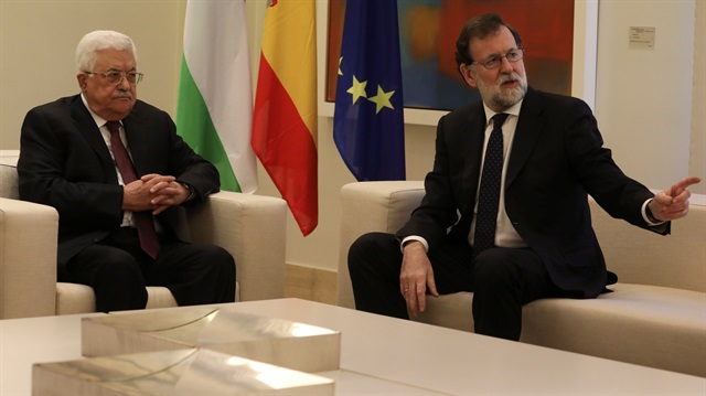 Palestinian President Mahmoud Abbas (L) listens to Spain's Prime Minister Mariano Rajoy 