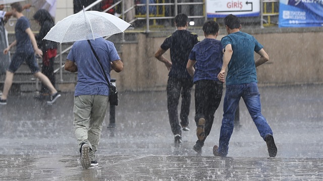 Meteoroloji ve ve AKOM'dan İstanbul için sağanak yağış uyarısı yapıldı. 