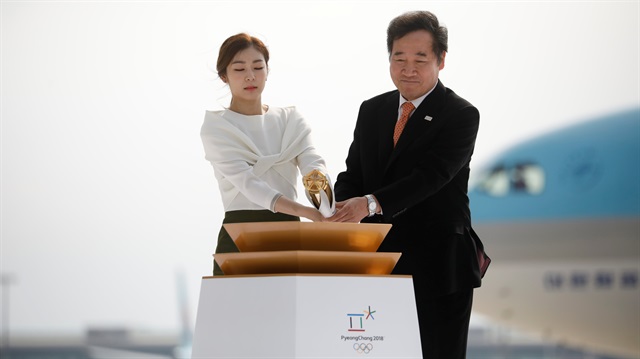 Honorary Ambassador Yuna Kim and Prime Minister Lee Nak-yon light the cauldron with the Olympic flame at the Incheon International airport in Incheon