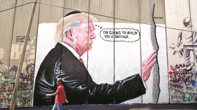ABD Başkanı Donald Trump, Filistinli sanatçılar tarafından Batı Şeria'daki Utanç Duvarı'na kazındı.Yahudi kippasıyla dua eder gibi resmedilen Trump, çizimde "Sana bir kardeş inşa edeceğim" diyor.