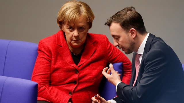 Almanya Başbakanı Angela Merkel'in hükümeti kurma çalışmaları sırasındaki kötü görüntüsü dikkati çekti. 