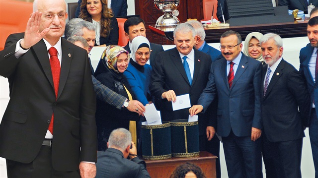 ​İsmail Kahraman, Meclis’in 26. Dönem ikinci yarısı için yeniden TBMM Başkanlığı’na seçildi. 