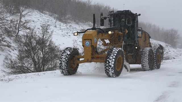 Eskişehir’in İnönü ilçesinde bastıran kar yağışı güzergah üzerinde seyreden sürücüleri hazırlıksız yakaladı.
