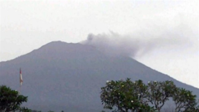 Mount Agung Yanardağ kül püskürtmeye başladı