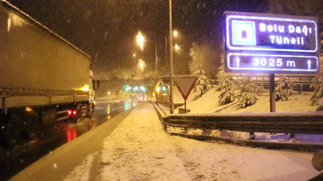 Kar yağışı nedeniyle trafik ekipleri uyardı. 
