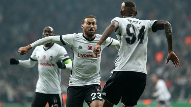 Beşiktaşlı futbolcular Cenk Tosun ve Anderson Talisca eşitlik golünün ardından böyle sevinç yaşıyor.
