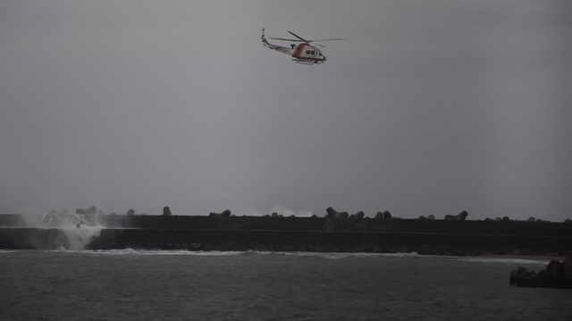 Gemi mürettebatı olay yerine gelen helikopterle kurtarıldı. 