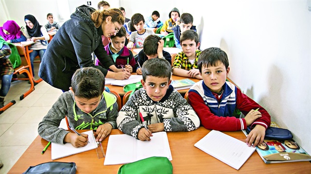 152 ألف طفل سوري يعودون لمقاعد الدراسة في مناطق "درع الفرات"