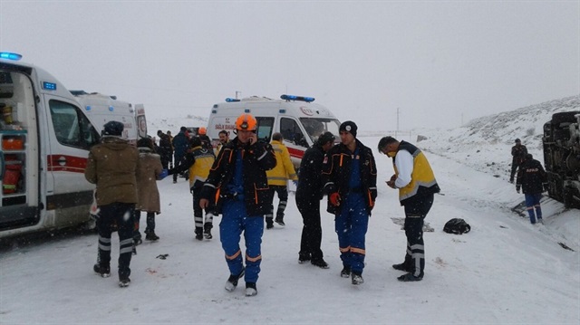 Karlı yolda kayan otobüs yan yattı: 18 yaralı