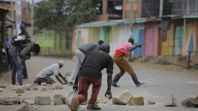  Kenyan opposition supporters clash with security forces as they protest against the President Uhuru Kenyatta after Kenya's Supreme Court dismissed two petitions to overturn the country's October 26 presidential election re-run, validating the poll victory of Kenyatta on November 20, 2017 in Kibera division of Nairobi. 