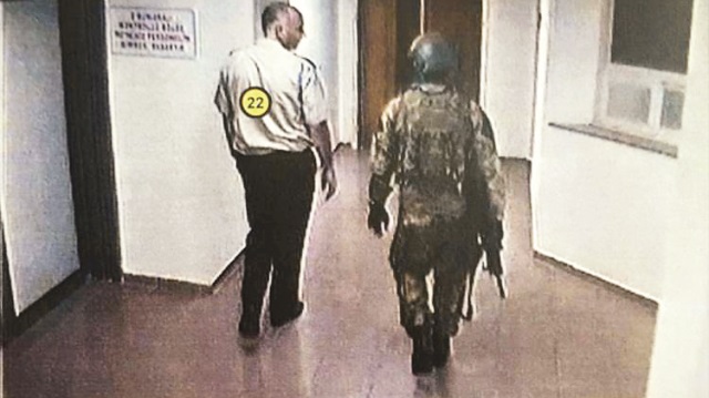 Aziz Onur’un o gece Kara Kuvvetleri Komutanlığı Silahlı Kuvvetler Komuta Harekat Merkezi’nde olduğu güvenlik kameralarınca da tespit edilmişti.