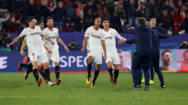 Sevilla'lı oyuncuların 3. gol sonrası teknik direktörlerine koşması dikkat çekti.