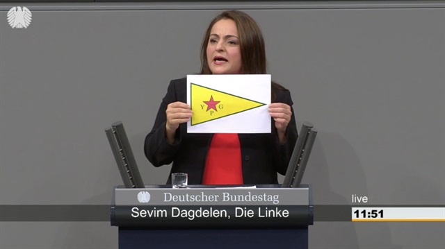 Almanya Meclisinde terör örgütü bayrağı açıldı.  