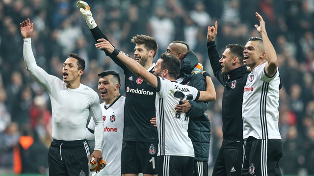 Beşiktaşlı oyuncular maç sonrası taraftarla birlikte gruptan çıkmayı garantilemelerini kutladılar.